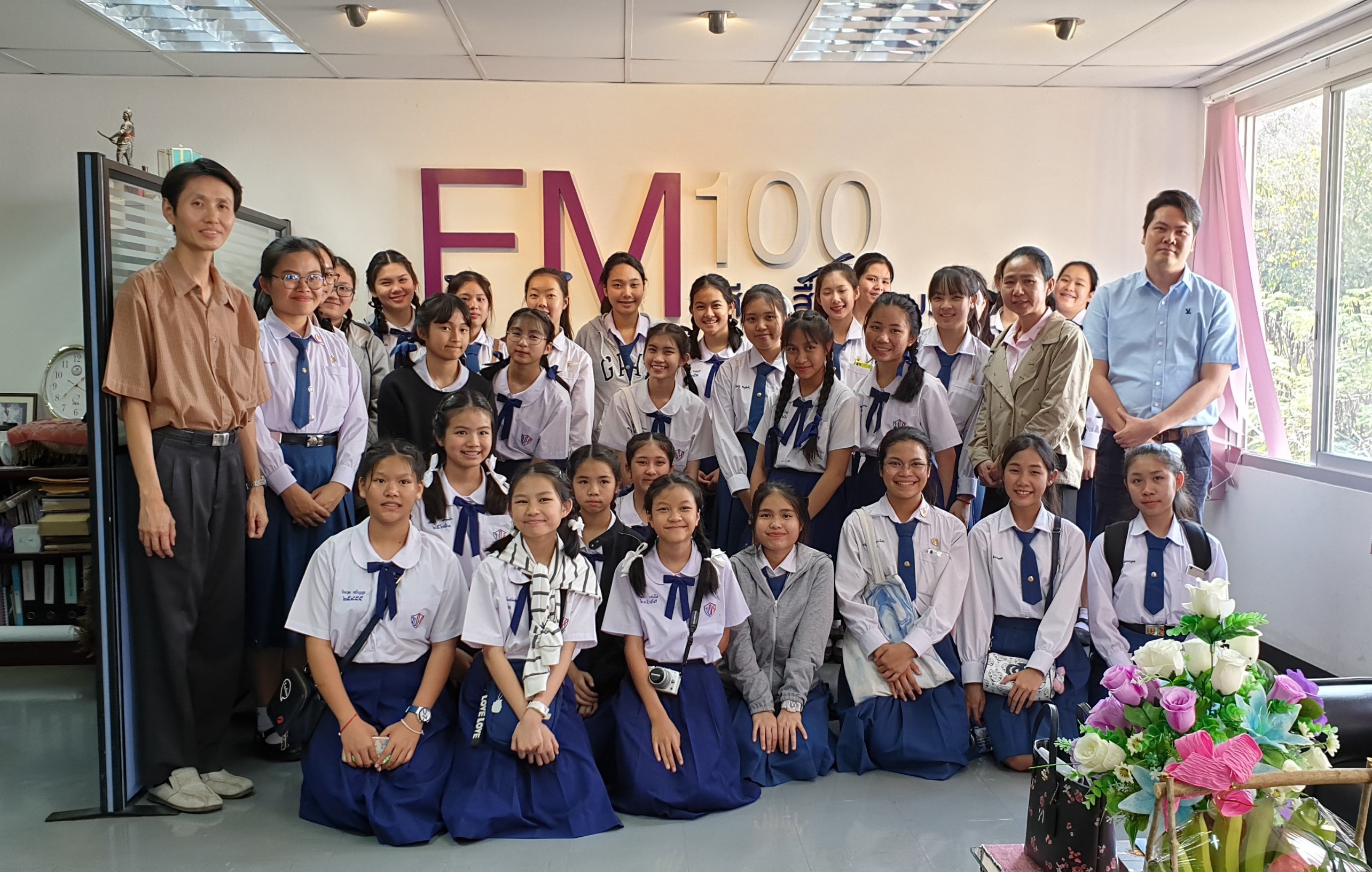 นักประชาสัมพันธ์รุ่นเยาว์ โรงเรียนพหฤทัยเชียงใหม่ ศึกษาดูงานที่ FM100