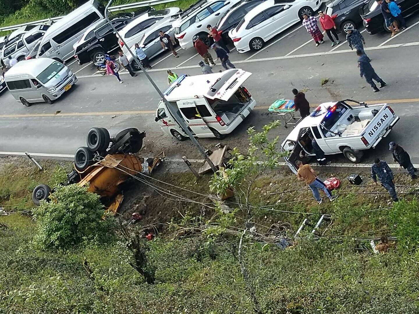 เกิดอุบัติเหตุรถพลิกคว่ำมีผู้เสียชีวิตและบาดเจ็บระหว่างเส้นทางขึ้นดอยอินทนนท์
