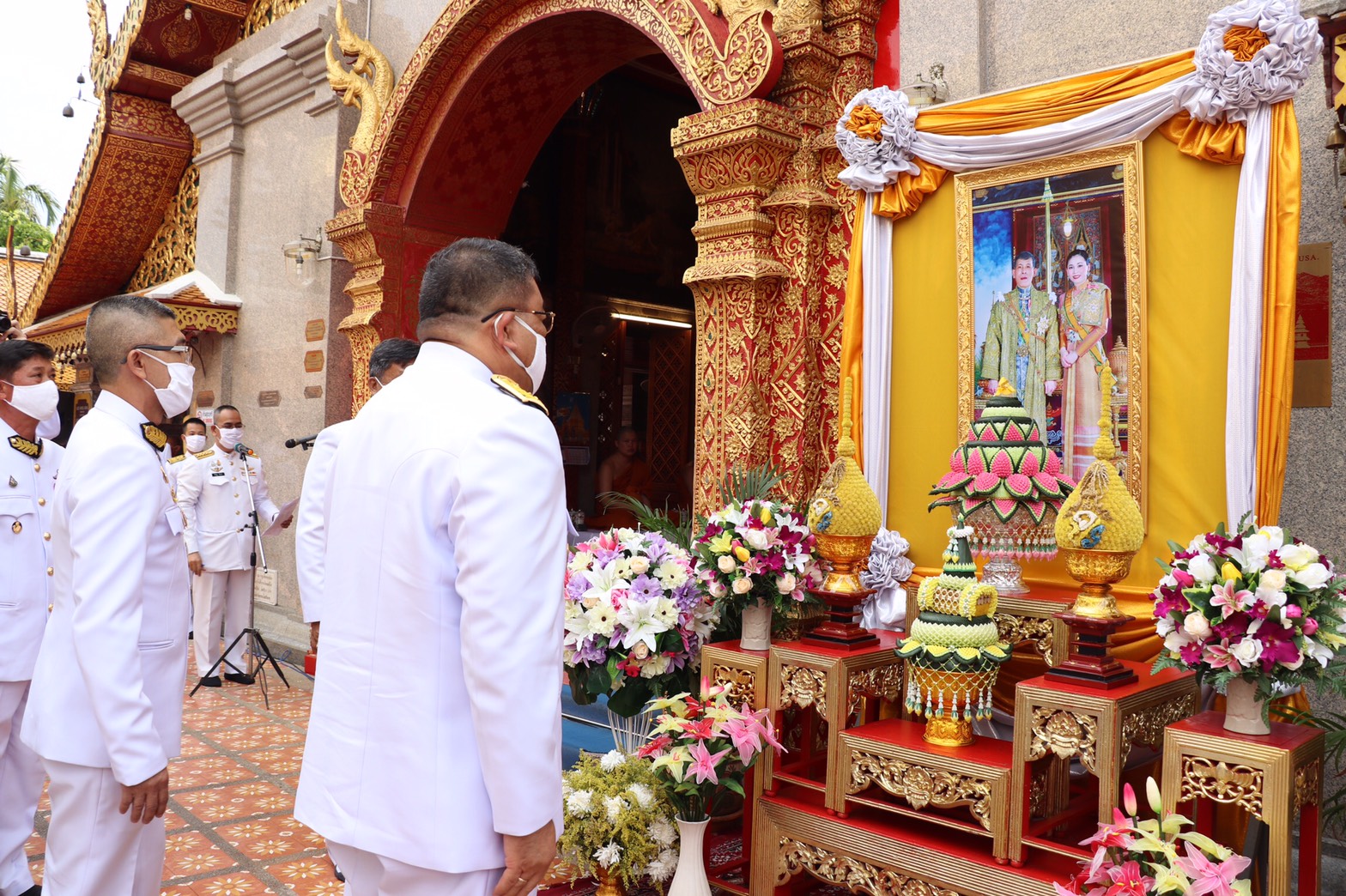 พระบาทสมเด็จพระเจ้าอยู่หัว และสมเด็จพระนางเจ้าฯ พระบรมราชินี พระราชทานน้ำสรงและผ้าไตร ในงานประเพณีสรงน้ำพระบรมธาตุดอยสุเทพราชวรวิหาร จังหวัดเชียงใหม่ เนื่องในวันวิสาขบูชา