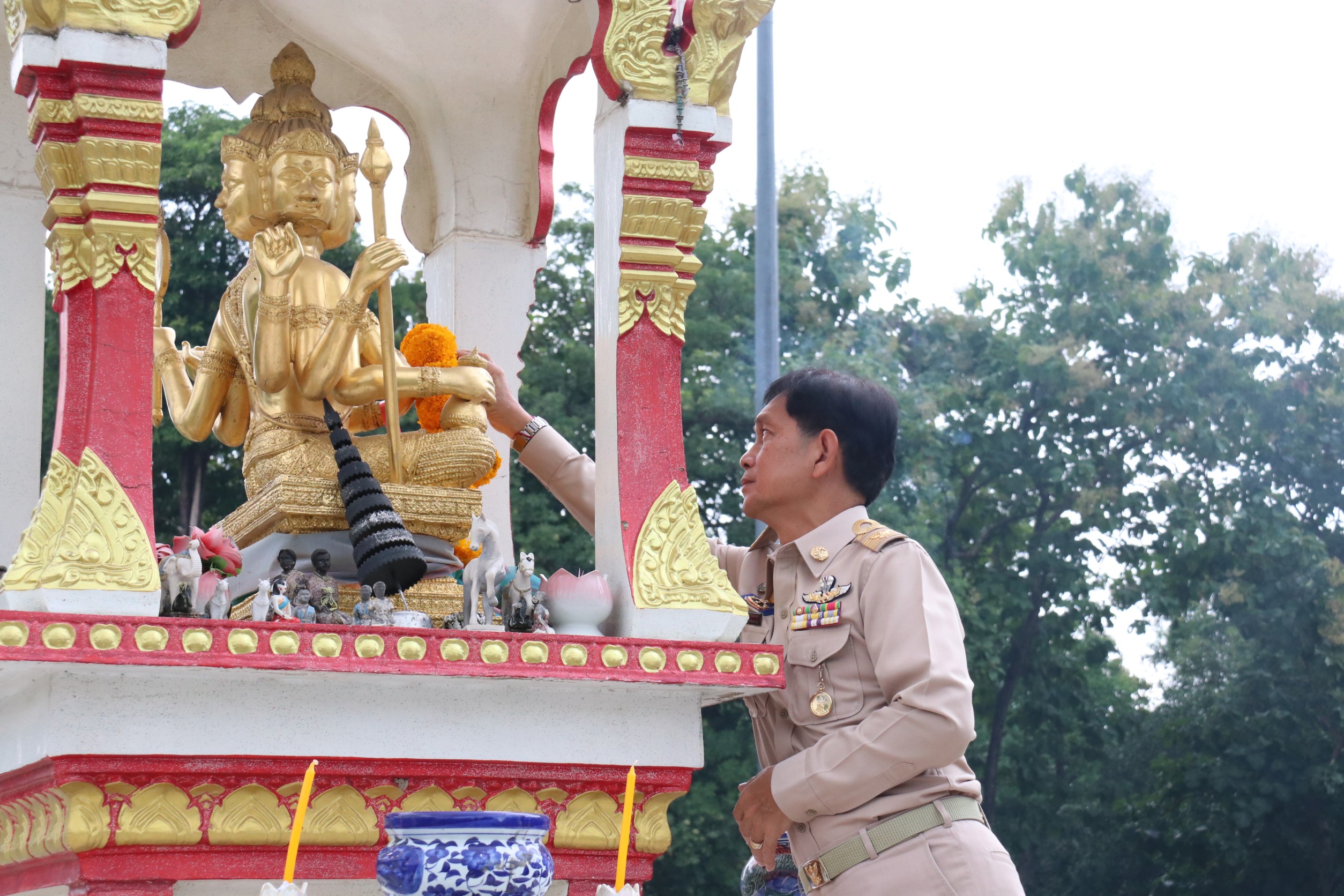 รองผู้ว่าราชการจังหวัดเชียงใหม่ สักการะสิ่งศักดิ์สิทธิ์ในจังหวัดเชียงใหม่ เนื่องในโอกาสเกษียณอายุราชการ 30 กันยายน 2563