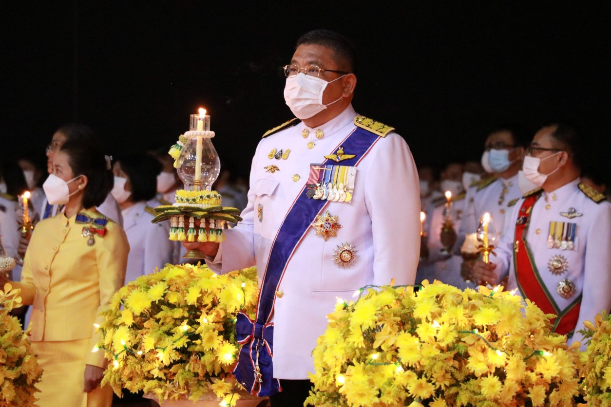 ชาวเชียงใหม่ร่วมจุดเทียนสดุดีพระเกียรติคุณและน้อมรำลึกในพระมหากรุณาธิคุณ ในหลวงรัชกาลที่ 9 เนื่องในวันชาติและวันพ่อแห่งชาติ