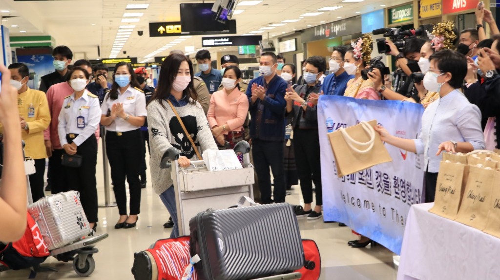 ผู้บริหารท่าอากาศยานเชียงใหม่ ร่วมต้อนรับนักท่องเที่ยวชาวเกาหลีใต้ ที่เดินทางมากับเที่ยวบินปฐมฤกษ์ (Inaugural Flight) สายการบิน JEJU Air ภายใต้โครงการเปิดเมืองเชียงใหม่รับนักท่องเที่ยว CHARMING Chiang Mai 