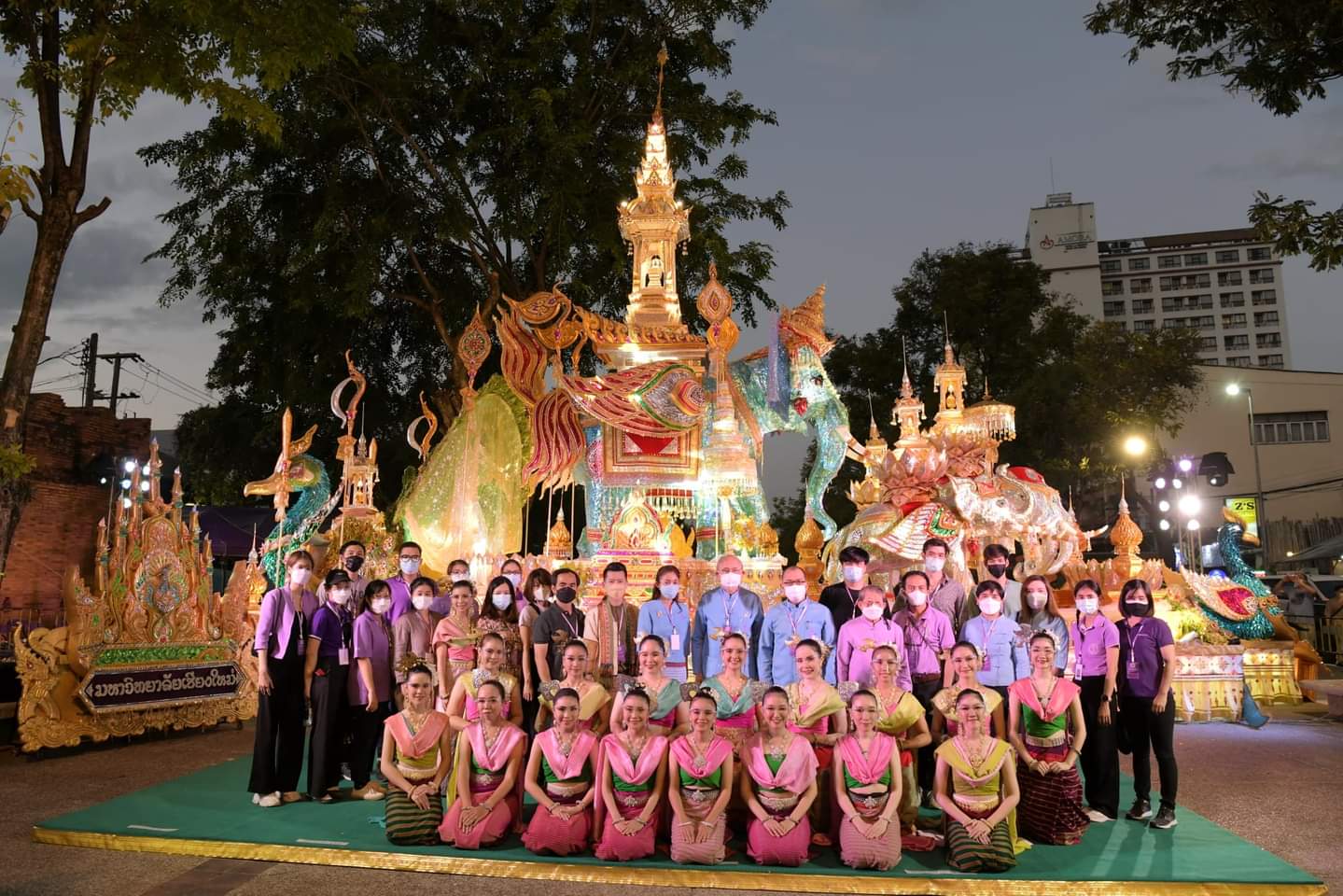 “กรินทร์ปักษา นบวันทาบูชาพระธาตุ” รถกระทงใหญ่ของ มช. ณ ข่วงประตูท่าแพ