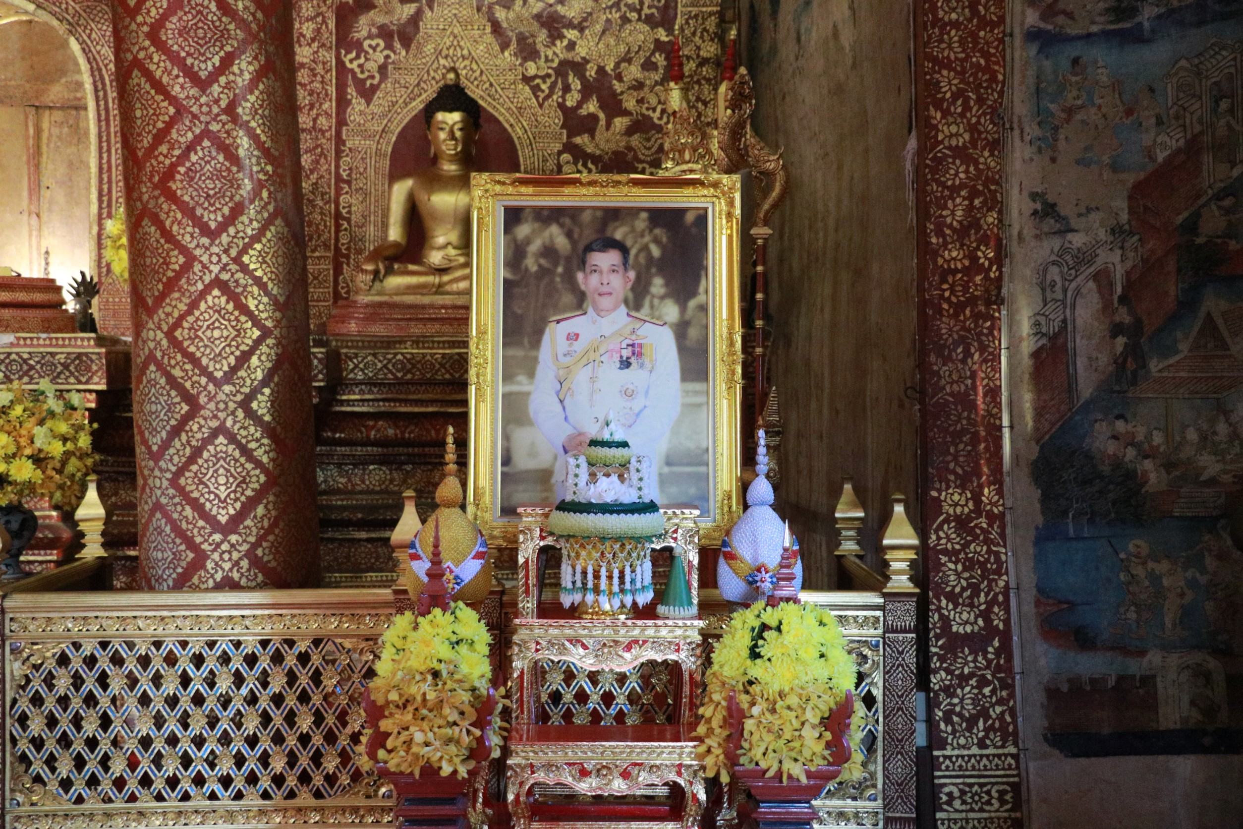 ทรงพระกรุณาโปรดเกล้าฯ ให้เชิญผ้าไตรและเครื่องสังฆทานพระราชทานไปถวายเจ้าอาวาสวัดพระสิงห์