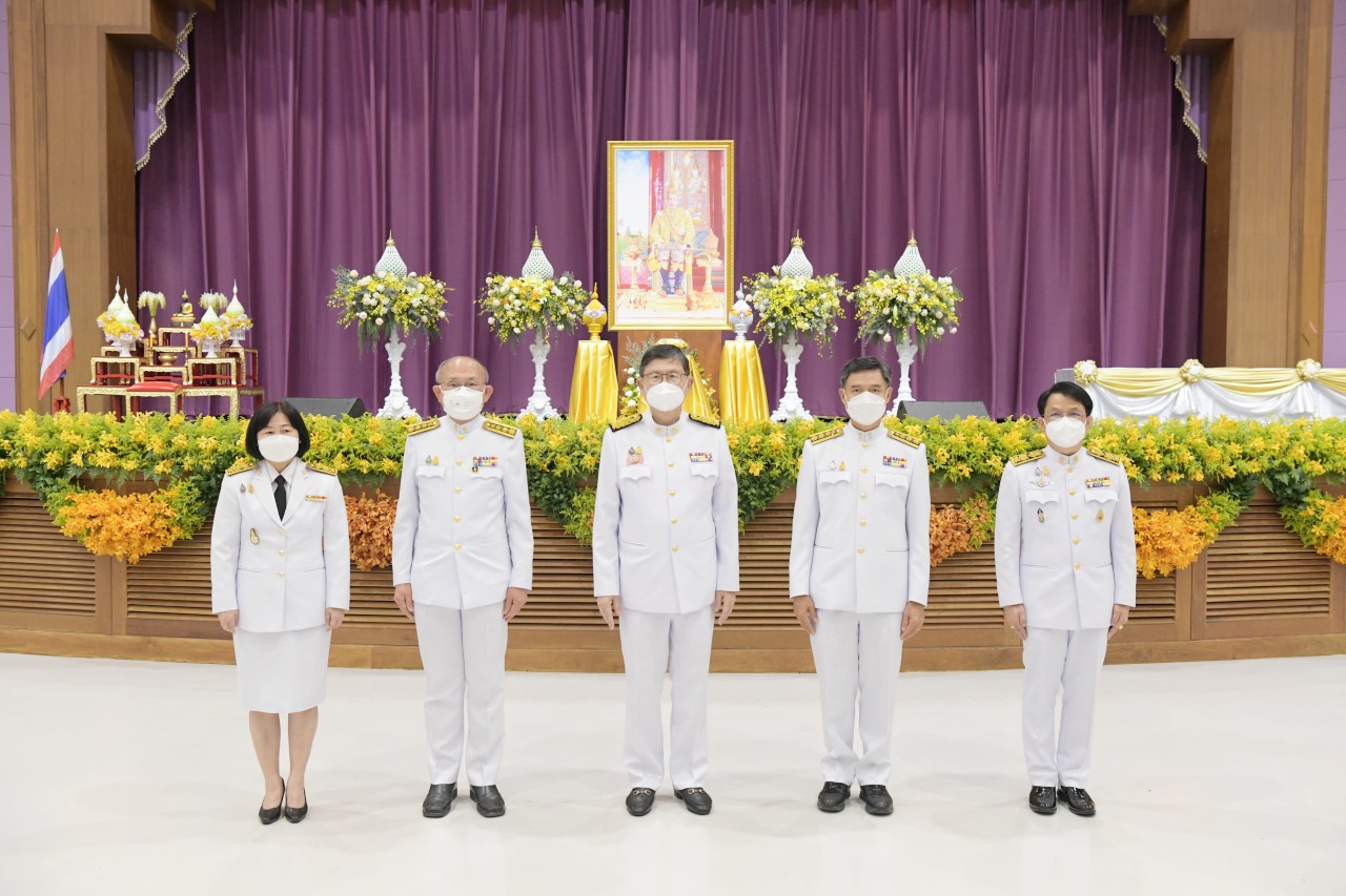 พิธีรับพระราชทานเครื่องราชอิสริยาภรณ์ชั้นสายสะพาย ประจำปี 2564 หน้าพระบรมฉายาลักษณ์พระบาทสมเด็จพระเจ้าอยู่หัว