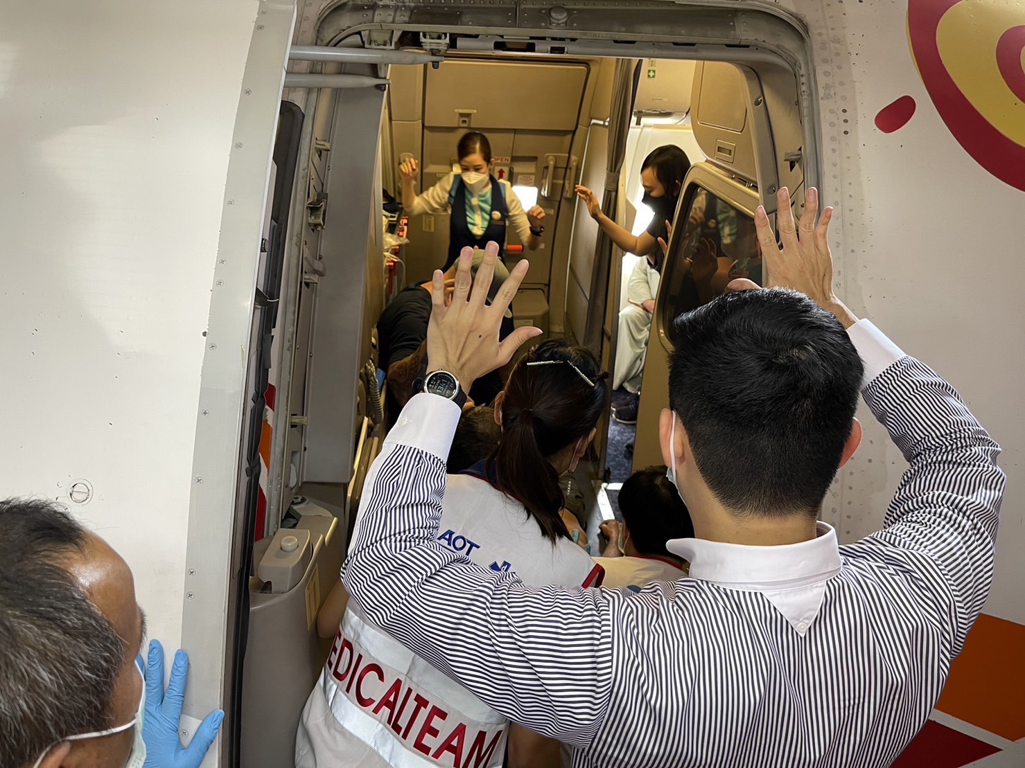 ทีมแพทย์และทีมกู้ภัยท่าอากาศยานเชียงใหม่ ช่วยฟื้นคืนชีพชายชาวอเมริกัน หลังหมดสติและชีพจรหยุดเต้น บนเครื่องบิน ขณะเตรียมลงจอดสนามบินเชียงใหม่