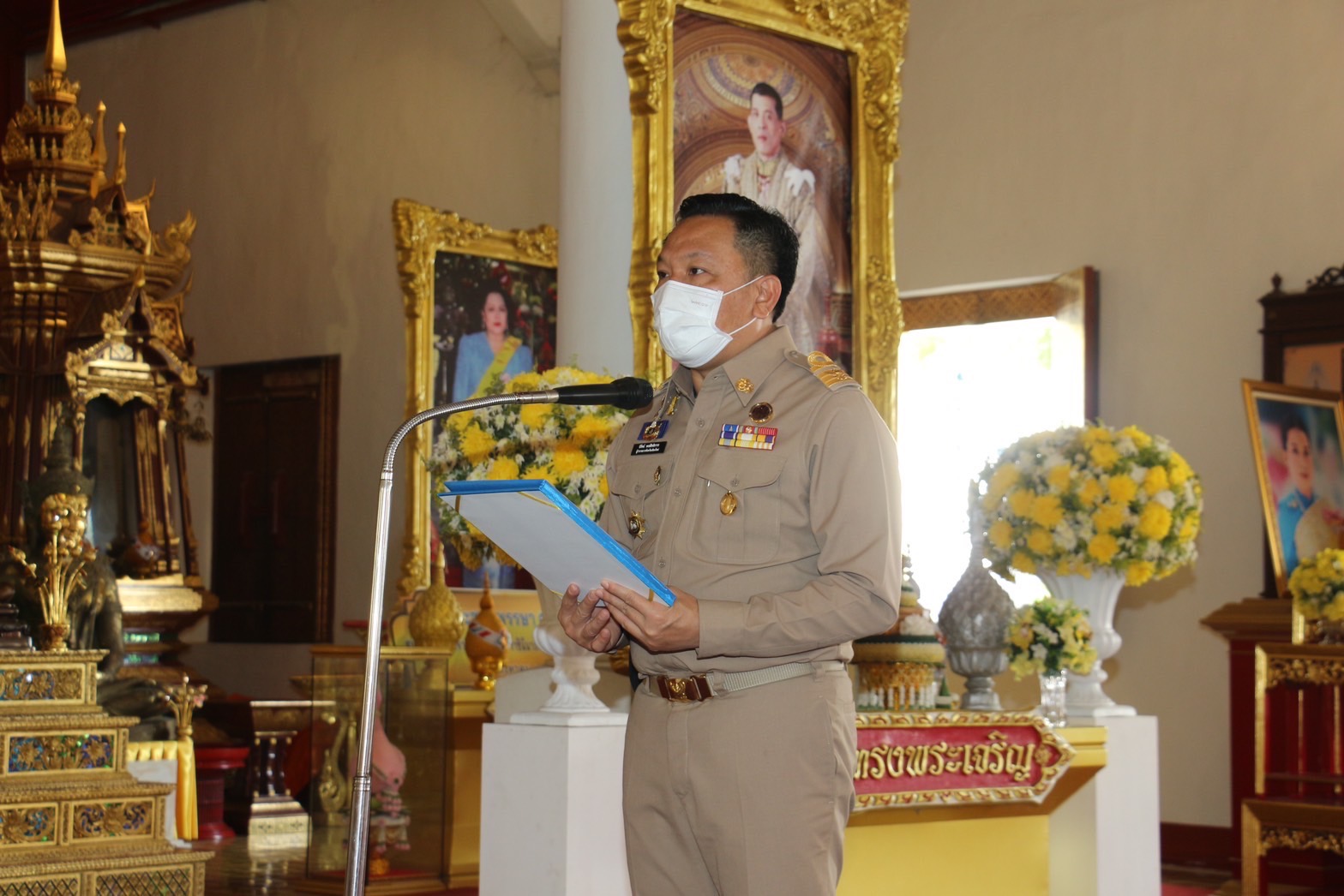 ในหลวง พระราชทานภัตตาหาร ถวายแด่พระภิกษุ สามเณร ในการสอบบาลีสนามหลวง จังหวัดเชียงใหม่