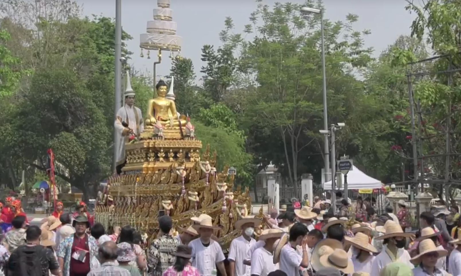 ชาวเชียงใหม่และนักท่องเที่ยวร่วมสรงน้ำ “พระพุทธสิหิงค์”และพระพุทธรูปสำคัญคู่เมือง เสริมสิริมงคล รับสงกรานต์เชียงใหม่เนืองแน่นฝ่าควันpm2.5 ท่ามกลางอากาศร้อนอบอ้าว