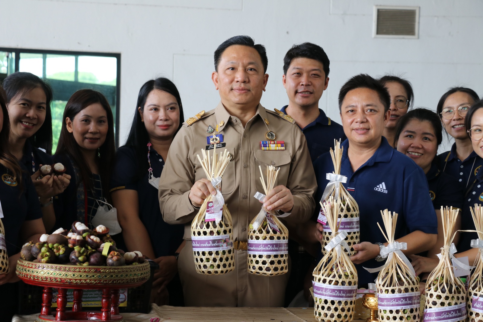 ผู้ว่าราชการจังหวัดเชียงใหม่ รับ “มังคุดคุณภาพจังหวัดระนอง” กว่า 7,000 กิโลกรัม ช่วยพี่น้องเกษตรกรชาวใต้ พร้อมเตรียมส่ง “ลำไยเชียงใหม่” ลงใต้ หวังไม่ให้เกิดปัญหาราคาผลผลิตตกต่ำและไม่มีช่องทางการจำหน่าย