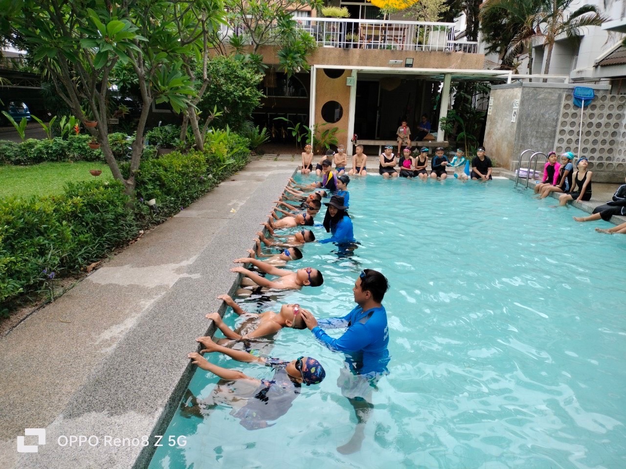 ฉลามบอล ฉลามเซฟ อดีตนักว่ายน้ำเหรียญทองซีเกมส์ทีมชาติไทย ร่วมลงสอนว่ายน้ำวันเปิดงาน เพื่อระดมทุนให้เด็กยากจน 1,000 คน พ้นวิกฤตจมน้ำ