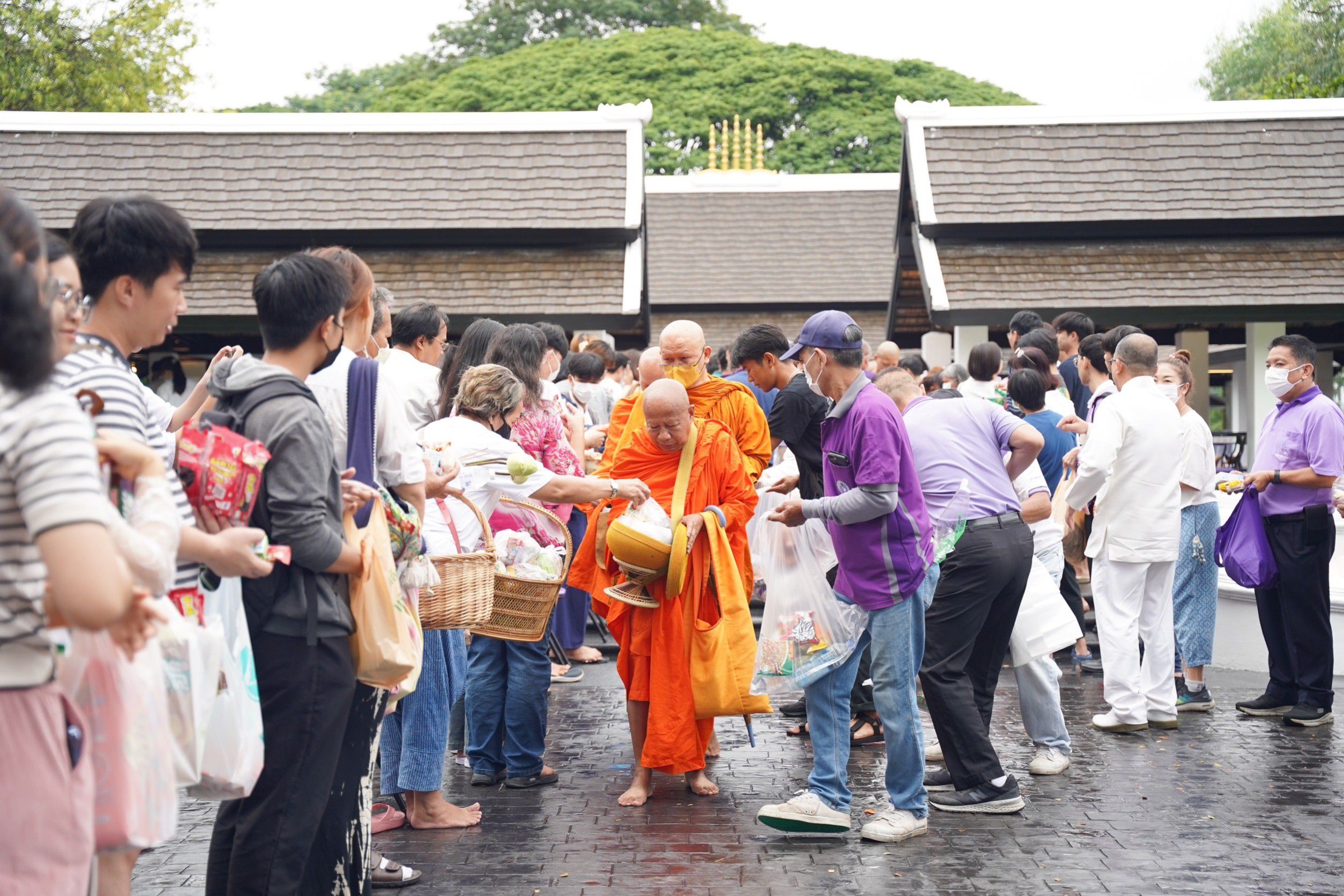 บรรยากาศทำบุญวันพระใหญ่อาสาฬหบูชา เทศกาลเข้าพรรษาเชียงใหม่คึกคัก