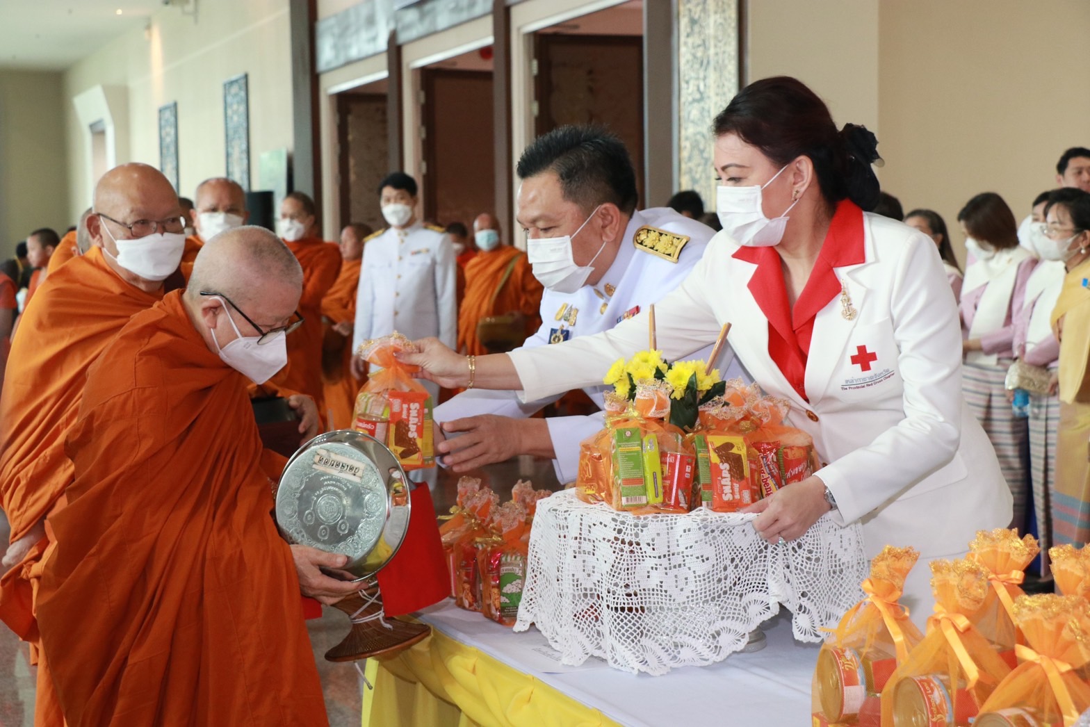 เชียงใหม่ จัดพิธีทำบุญตักบาตร และวางพวงมาลาถวายราชสักการะในหลวงรัชกาลที่ 9 เนื่องในวันนวมินทรมหาราช