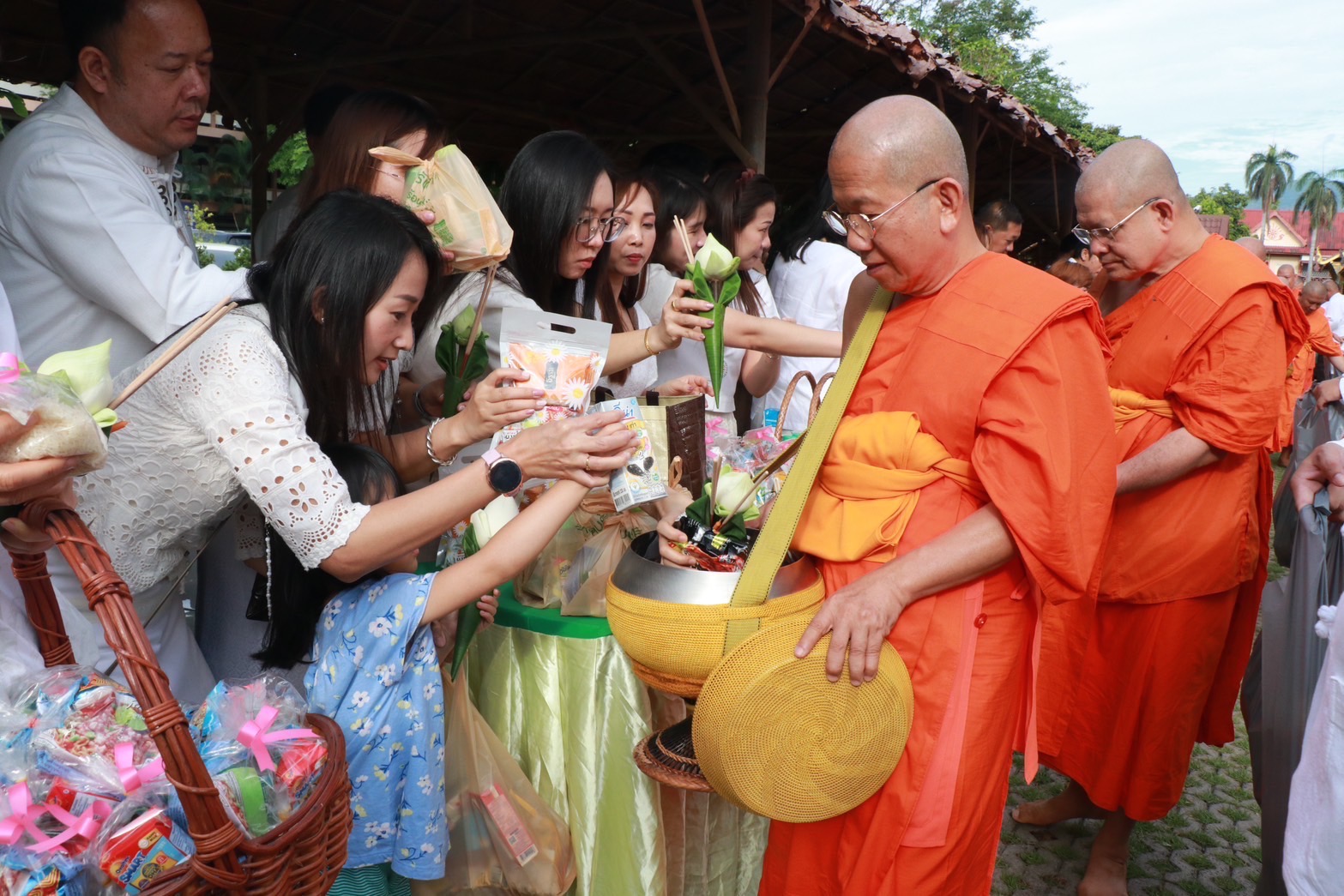 พุทธศาสนิกชนชาวเชียงใหม่ ร่วมทำบุญตักบาตรถวายเป็นพุทธบูชา ในวันวิสาขบูชา ประจำปี 2567