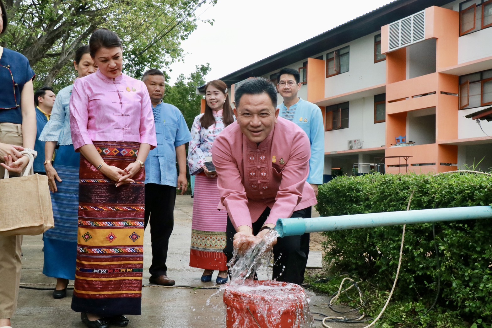 ผู้ว่าฯ เชียงใหม่ ติดตามผลการขุดเจาะบาดาล 3 บ่อ แก้ปัญหาน้ำเป็นสนิม ให้กับนักเรียนโรงเรียนราชประชานุเคราะห์ 60 อ.แม่ริม ล่าสุด น้ำใส ใช้งานได้แล้