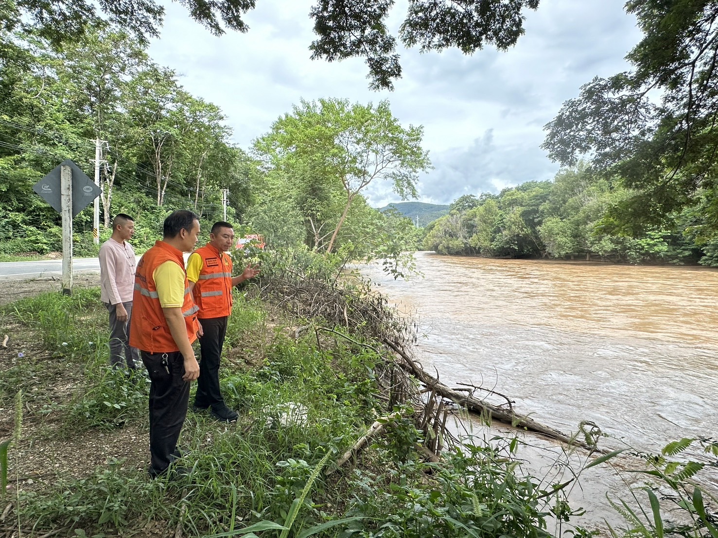 อ.ฮอด ติดตามสถานการณ์น้ำอย่างใกล้ชิด เผยระดับน้ำอยู่ในสภาวะปกติ พร้อมเร่งขุดลอก กำจัดสิ่งกีดขวางทางน้ำ รองรับการระบายน้ำลงสู่แม่น้ำแจ่ม