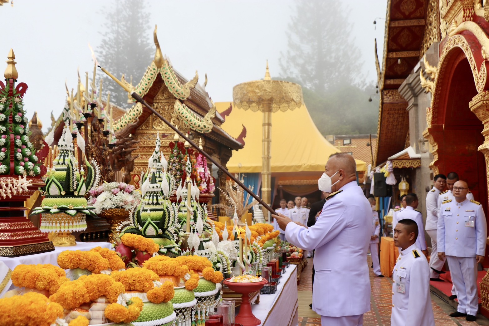 รองเลขาธิการพระราชวัง เป็นผู้แทนพระองค์ มอบสิ่งของพระราชทาน ในพิธีทำบุญอายุวัฒนมงคล 75 ปี พระธรรมเสนาบดี เจ้าอาวาสวัดพระธาตุดอยสุเทพ ราชวรวิหาร