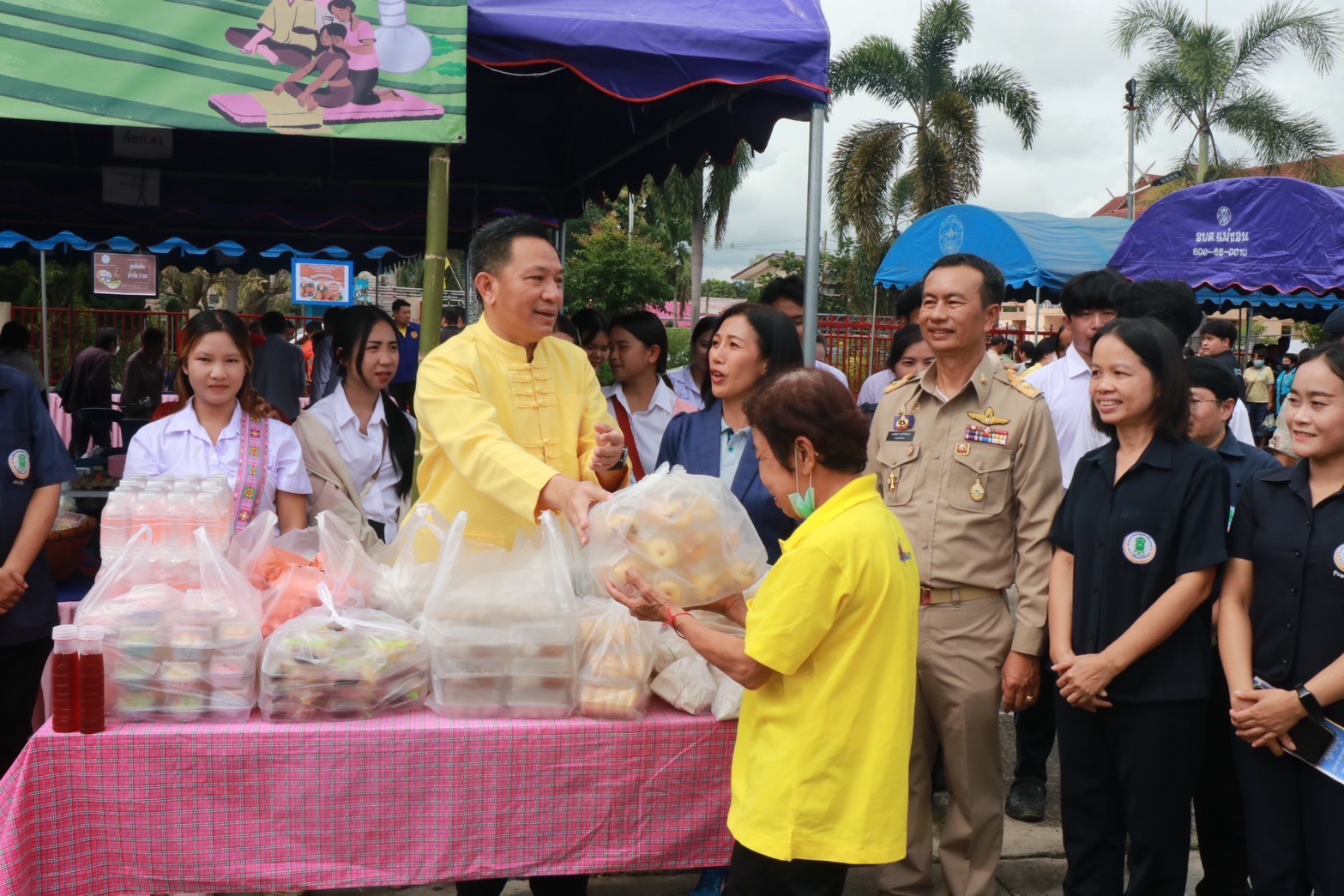 พ่อเมืองเชียงใหม่ ออกหน่วย “บำบัดทุกข์ บำรุงสุข” มอบสิ่งของอุปโภคบริโภคให้พี่น้องประชาชนอำเภอฝาง หลังชาวบ้านประสบสถานการณ์น้ำท่วมขังในพื้นที่