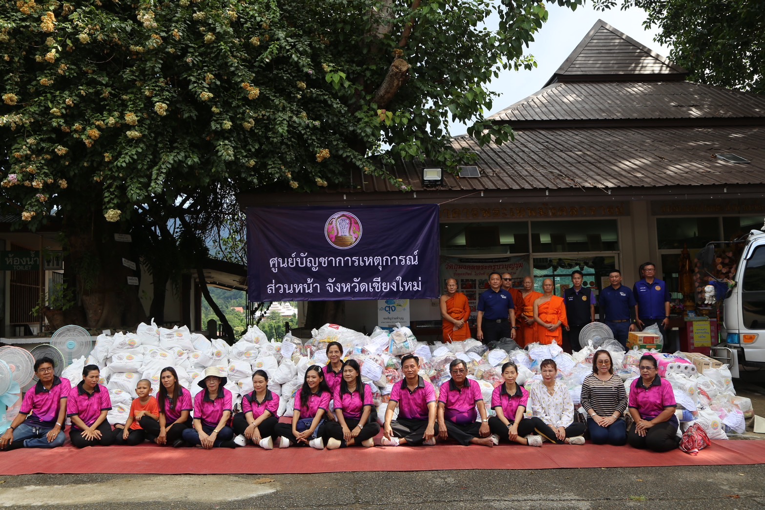 ผู้ว่าฯเชียงใหม่รับมอบสิ่งของ จากคณะสงฆ์อำเภอเมืองสมุทรสาครเพื่อส่งมอบให้แก่ผู้ประสบภัย ในพื้นที่ตำบลท่าตอน 