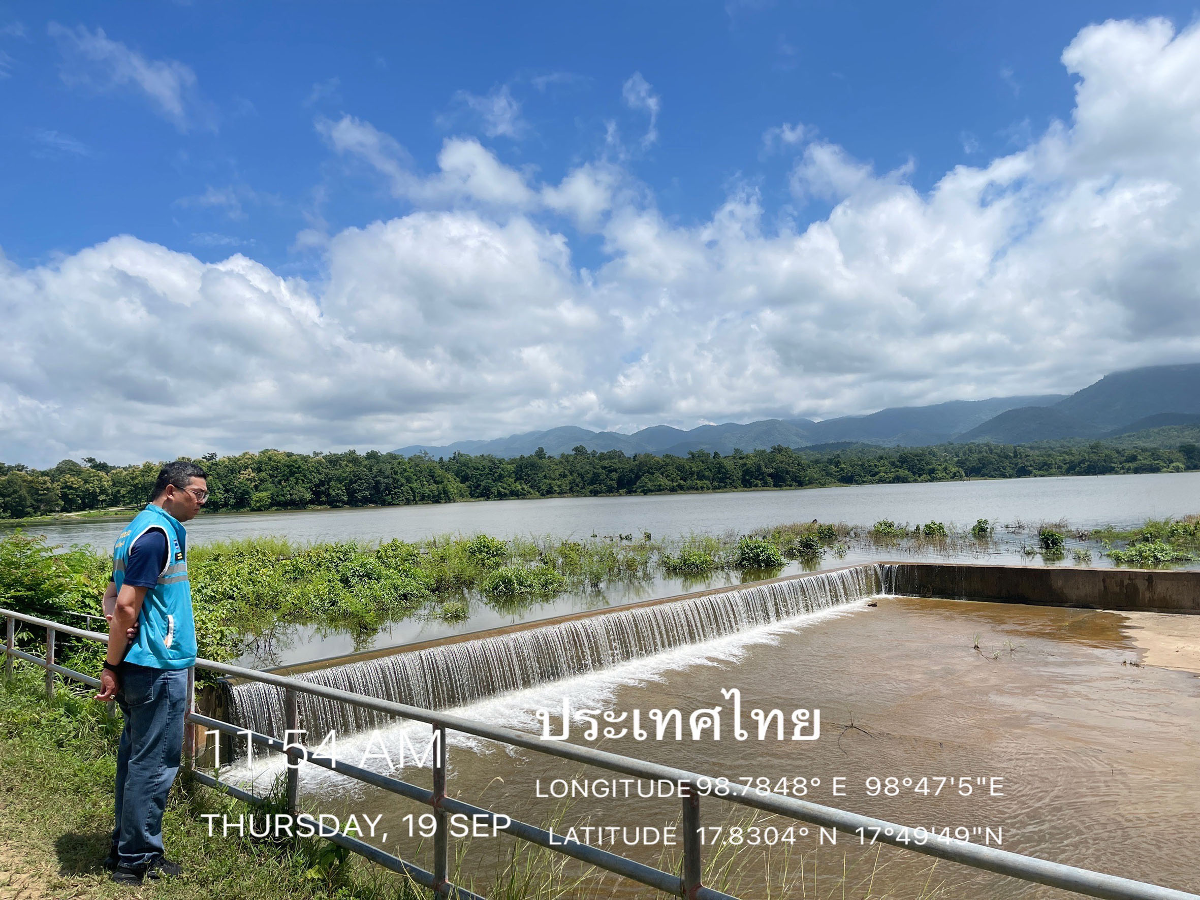 ชลประทานเชียงใหม่ เปิดประตูระบายน้ำดึงมวลน้ำออกจากเศรษฐกิจตัวเมือง เพิ่มช่องว่างรองรับน้ำจากพายุดีเปรสชั่นลูกใหม่ ในอีก 2 วันข้างหน้า ยืนยันระดับน้ำในแม่น้ำปิงยังอยู่ต่ำกว่าระดับวิกฤติมากถึง 2 เมตร สั่งเฝ้าระวังน้ำในอ่างเก็บน้ำขนาดกลางที่มีความจุเกิน 80% 