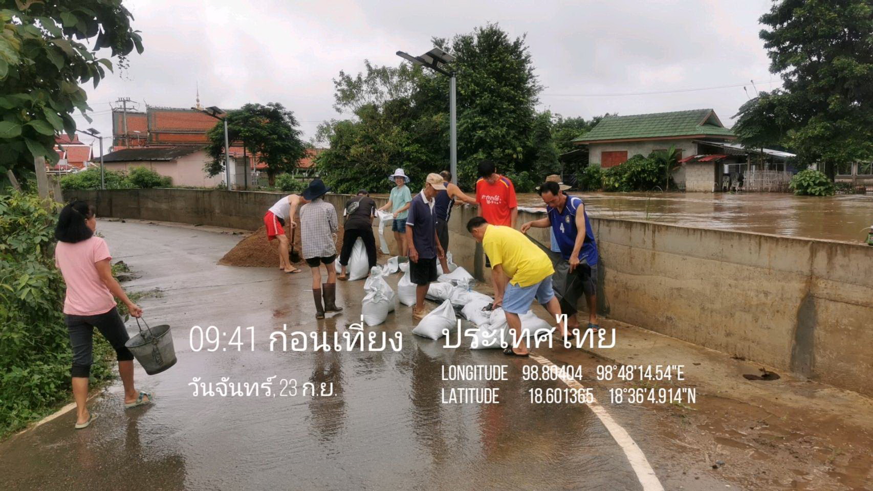 ฝนตกหนักจากพายุซูลิก น้ำเอ่อล้นท่วมบ้านเรือนประชาชน ผอ.ชลประทานเชียงใหม่ สั่งเจ้าหน้าที่ช่วยเหลือประชาชนอย่างเร่งด่วน สั่งเปิดประตูระบายน้ำตั้งแต่ตัวเมืองถึงปลายน้ำในแม่น้ำปิง เร่งระบายน้ำ