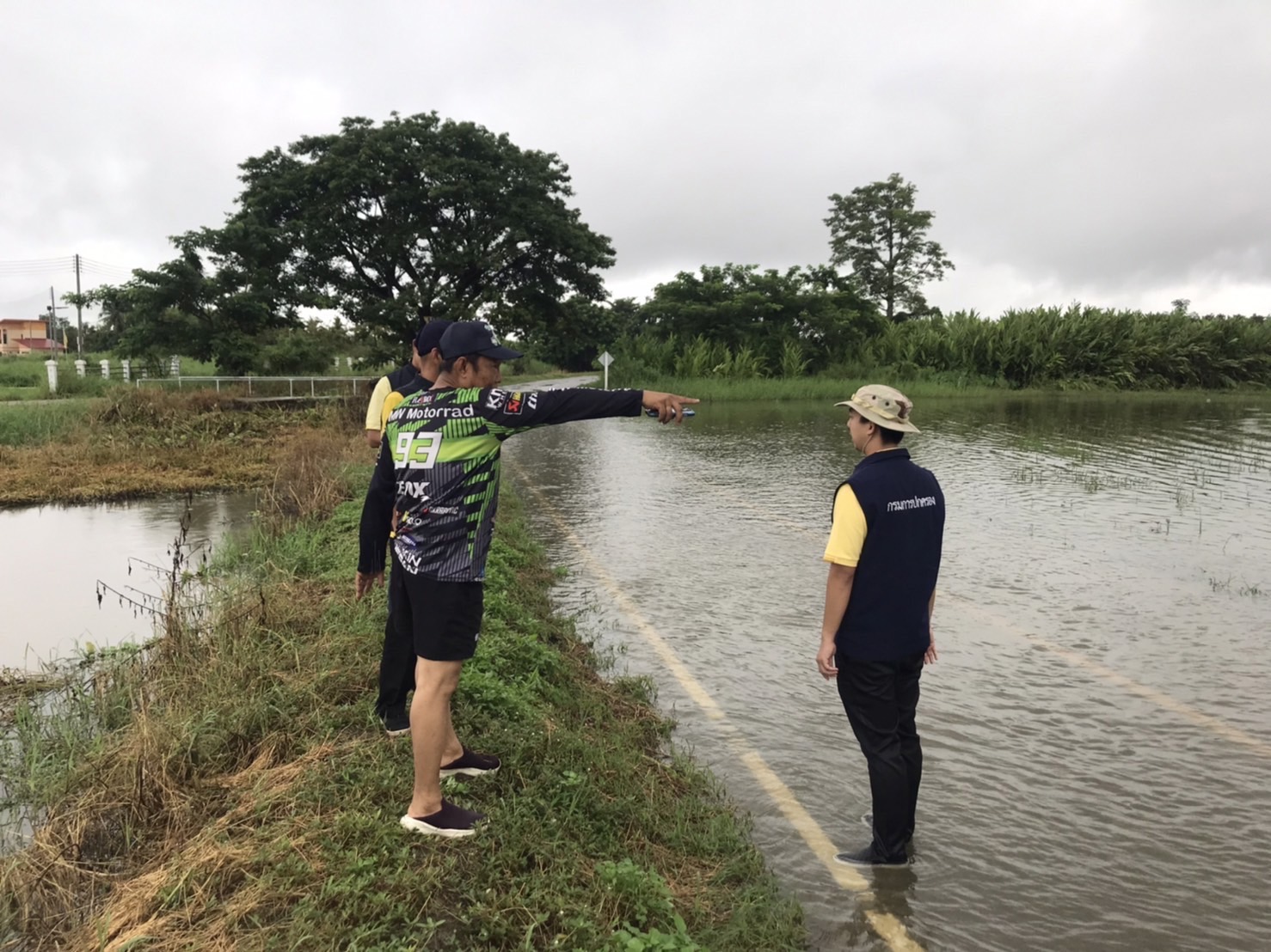 สารภีฝนตกหนักทั้งคืน ต.สารภี ต.หนองแฝก หลายหมู่บ้านน้ำท่วมขังระบายไม่ทัน อำเภอพร้อมหน่วยงานที่เกี่ยวข้องเร่งให้การช่วยเหลือ ท่วมโรงเรียนชุมชนวัดปากกอง ต้องปิดเรียน