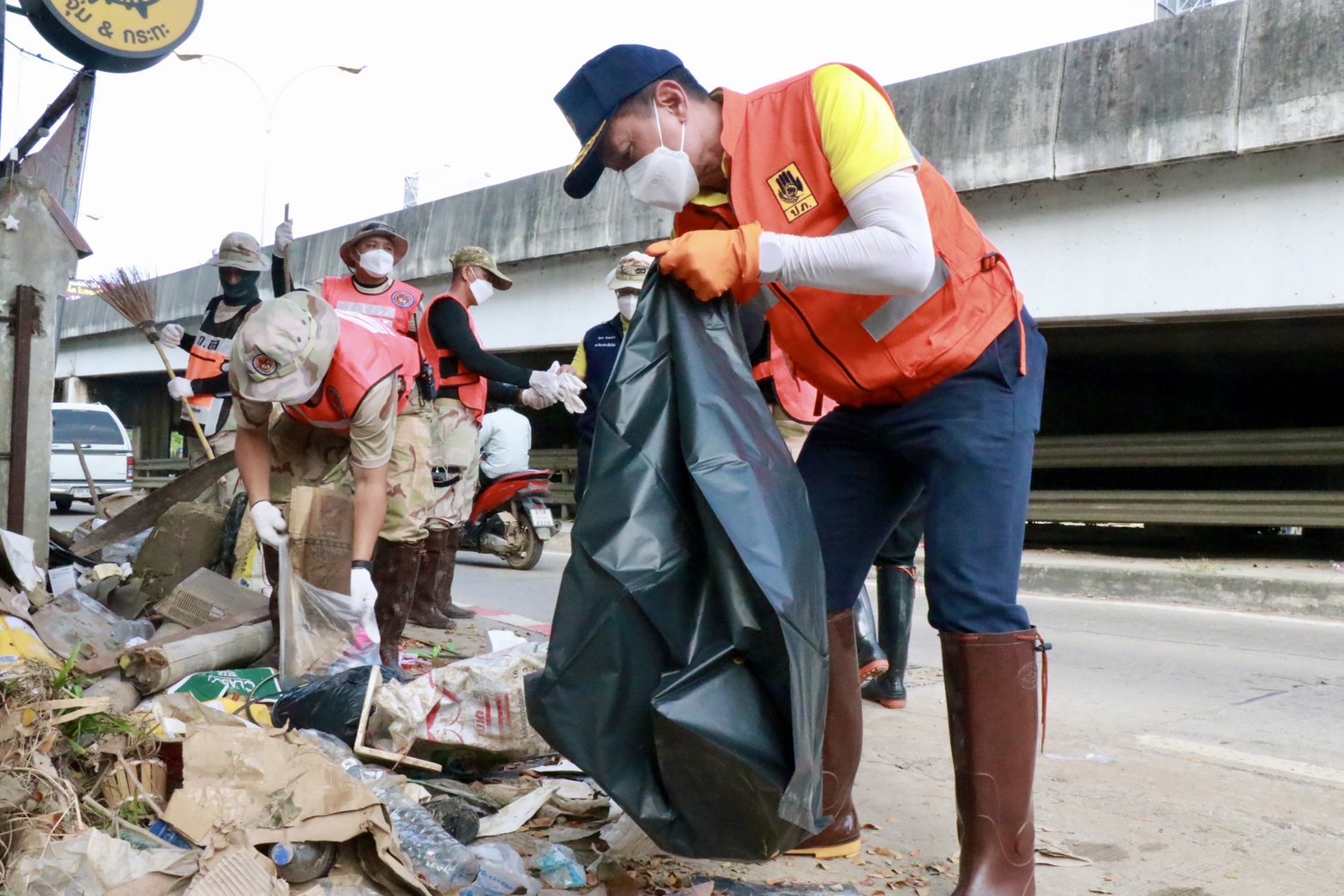 แขวงทางหลวงเชียงใหม่ ที่ 2 ร่วมกับส่วนราชการในจังหวัดเชียงใหม่ ร่วมกิจกรรม Big Cleaning เก็บขยะ ฉีดล้าง ทำความสะอาดถนนและไหล่ทางบนถนนมหิดล