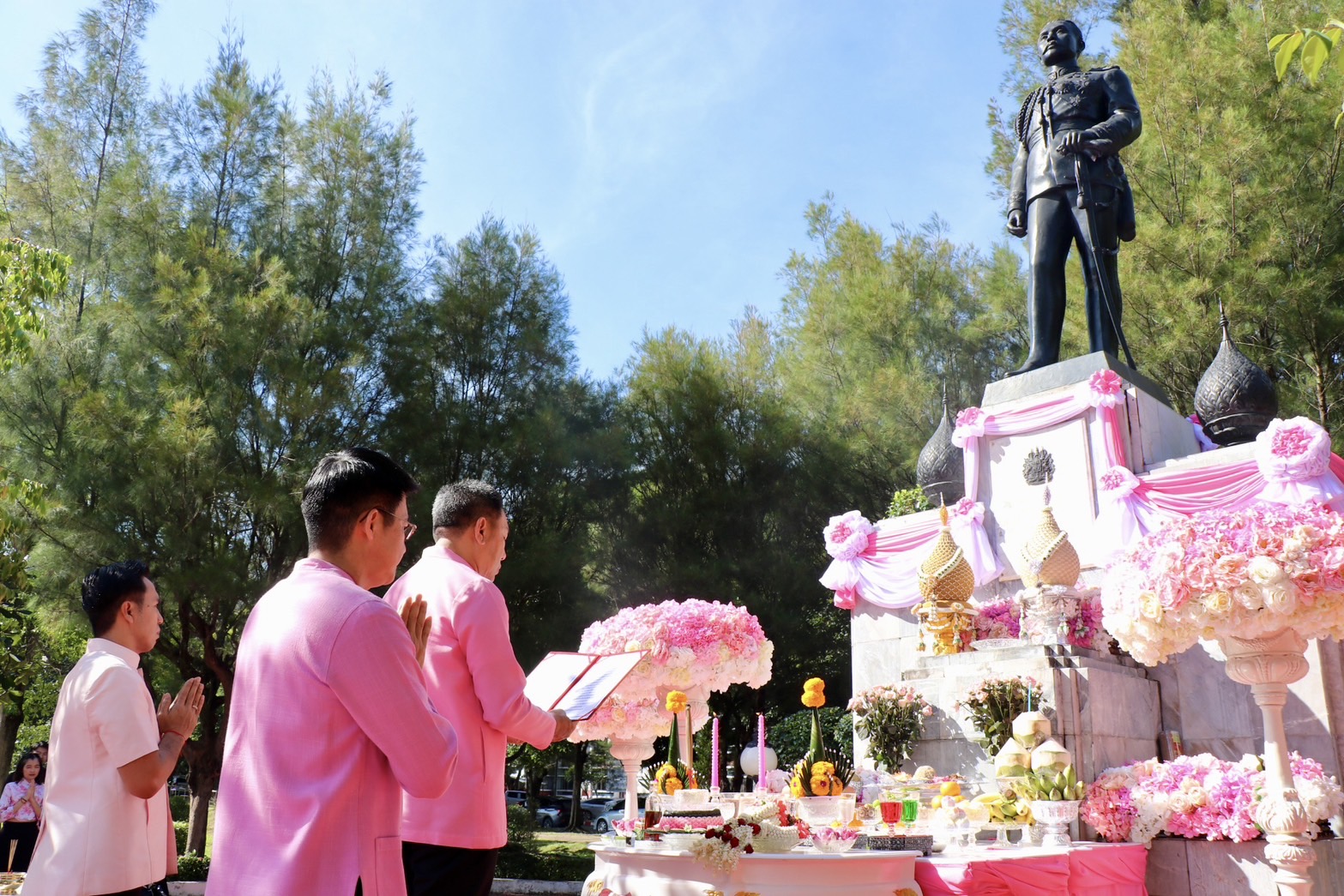 ผู้ว่าฯ เชียงใหม่ บวงสรวงพระบรมราชานุสาวรีย์พระบาทสมเด็จพระจุลจอมเกล้าเจ้าอยู่หัว ก่อนจัดงานวันปิยมหาราช 2567