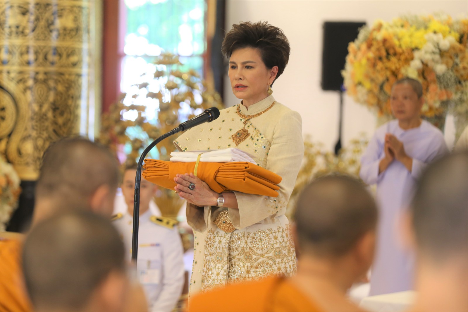 พระบาทสมเด็จพระเจ้าอยู่หัว ทรงพระกรุณาโปรดเกล้าฯ ให้นำผ้าพระกฐินพระราชทานไปถวายแด่พระสงฆ์จำพรรษากาลถ้วนไตรมาส ณ วัดเจดีย์หลวง วรวิหาร จังหวัดเชียงใหม่ พร้อมมอบจตุปัจจัยเพื่อทำนุบำรุงศาสนาและบำรุงให้แก่โรงเรียนต่างๆกว่า 8 ล้านบาท