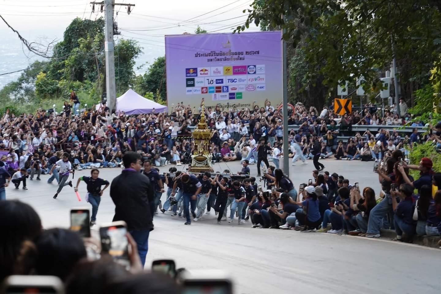 สุดคึกคัก บรรยากาศรับน้องขึ้นดอย มช. รวมใจลูกช้าง สานต่อประเพณีสู่ปีที่ 60 