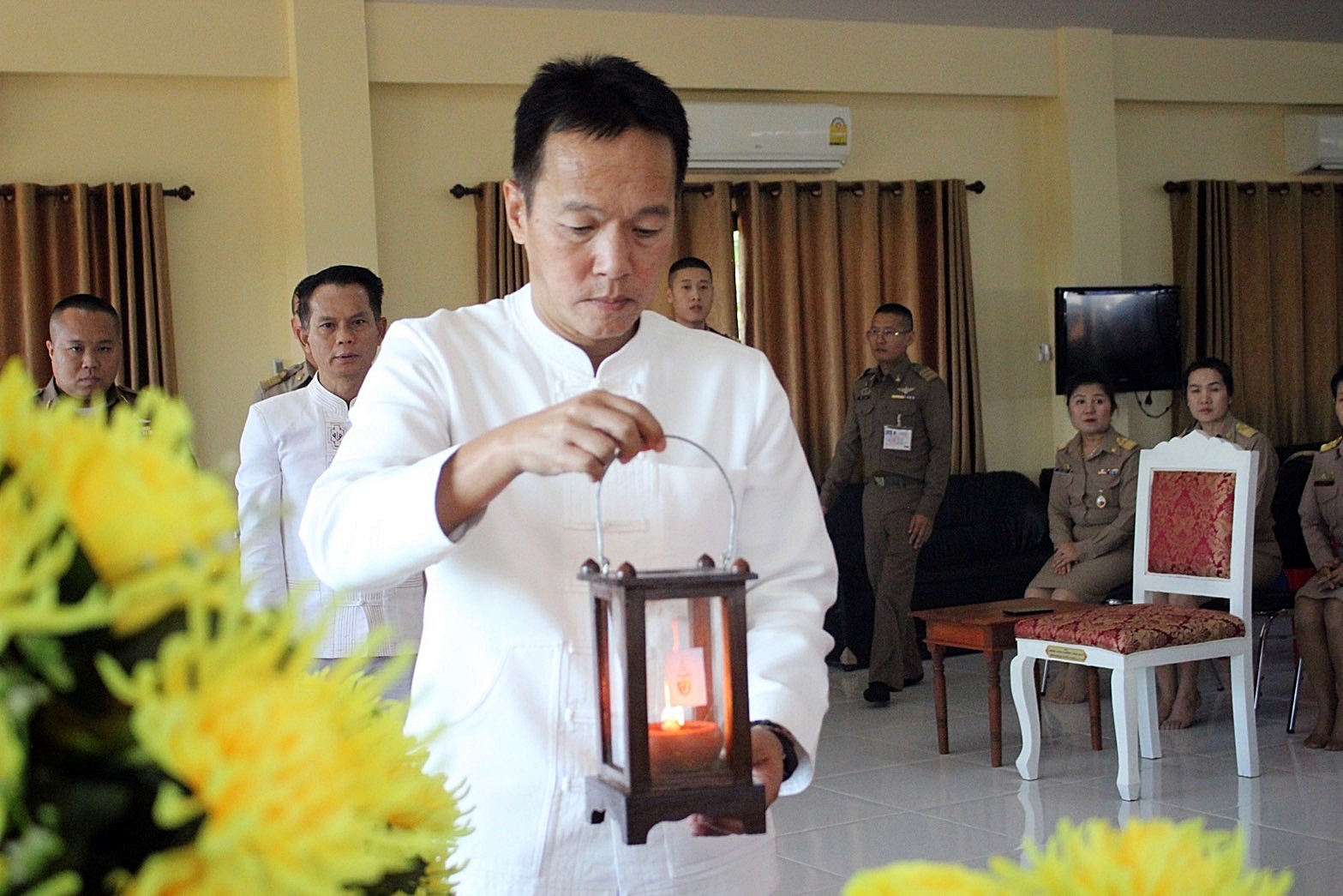 จังหวัดเชียงใหม่ รับมอบไฟพระฤกษ์ประทานของสมเด็จพระสังฆราช สกลมหาสังฆปริณายก เพื่อใช้ในการประกอบในพิธีสวดมนต์ข้ามปี เสริมสิริมงคล ส่งท้ายปีเก่า ต้อนรับศักราชใหม่ 