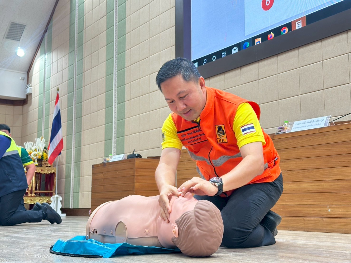 อบจ.เชียงใหม่ เสริมทักษะการช่วยฟื้นคืนชีพด้วยการปั๊มหัวใจ (CPR) สร้างความมั่นใจ เที่ยวสงกรานต์อย่างปลอดภัย ตลอด 24 ชม. โทร 1669 เมื่อประสบเหตุภัย อบจ.เชียงใหม่ เสริมทักษะการช่วยฟื้นคืนชีพด้วยการปั๊มหัวใจ (CPR) สร้างความมั่นใจ เที่ยวสงกรานต์อย่างปลอดภัย ตลอด 24 ชม. โทร 1669 เมื่อประสบเหตุภัย