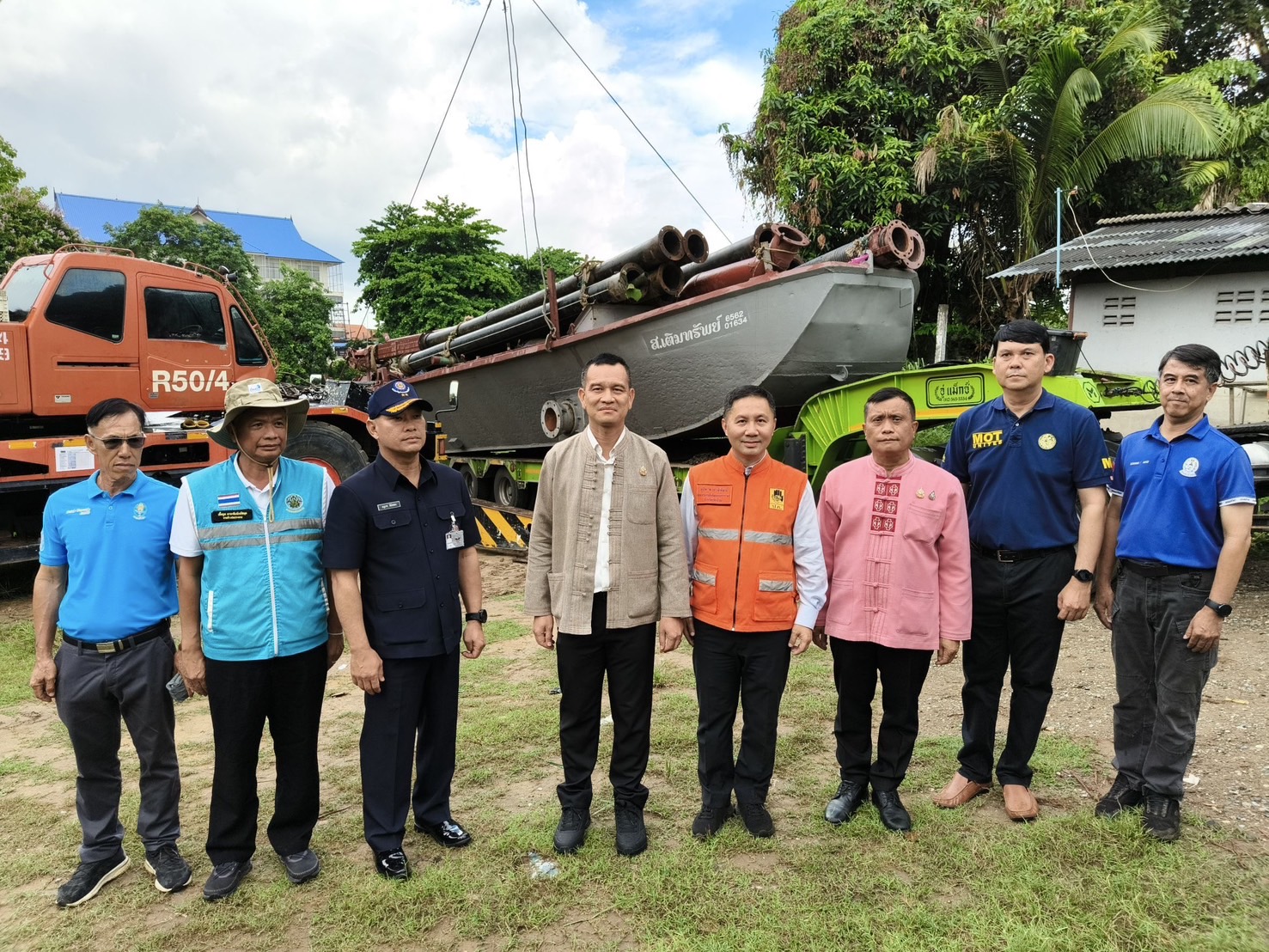 รองผู้ว่าราชการจังหวัดเชียงใหม่ และหน่วยงานที่เกี่ยวข้อง ลงพื้นที่ไปติดตามการเคลื่อนย้ายเรือขุดตะกอนทรายลำแรกเข้าพื้นที่บริเวณริมแม่น้ำปิง หน้าแขวงนครพิงค์ เตรียมเดินหน้าขุดลอกแม่น้ำปิงเพื่อเพิ่มศักยภาพการไหลของน้ำ รองผู้ว่าราชการจังหวัดเชียงใหม่ และหน่วยงานที่เกี่ยวข้อง ลงพื้นที่ไปติดตามการเคลื่อนย้ายเรือขุดตะกอนทรายลำแรกเข้าพื้นที่บริเวณริมแม่น้ำปิง หน้าแขวงนครพิงค์ เตรียมเดินหน้าขุดลอกแม่น้ำปิงเพื่อเพิ่มศักยภาพการไหลของน้ำ